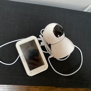 baby monitor pet monitor. very new. smoke-free family. last pic not include.